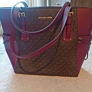 Brand new, never been used Michael Kors small tote bag.